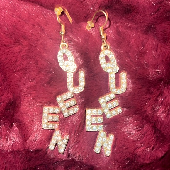 Kay’s Bobbles Jewelry - NWOT Gold Tone Queen Bling Earrings